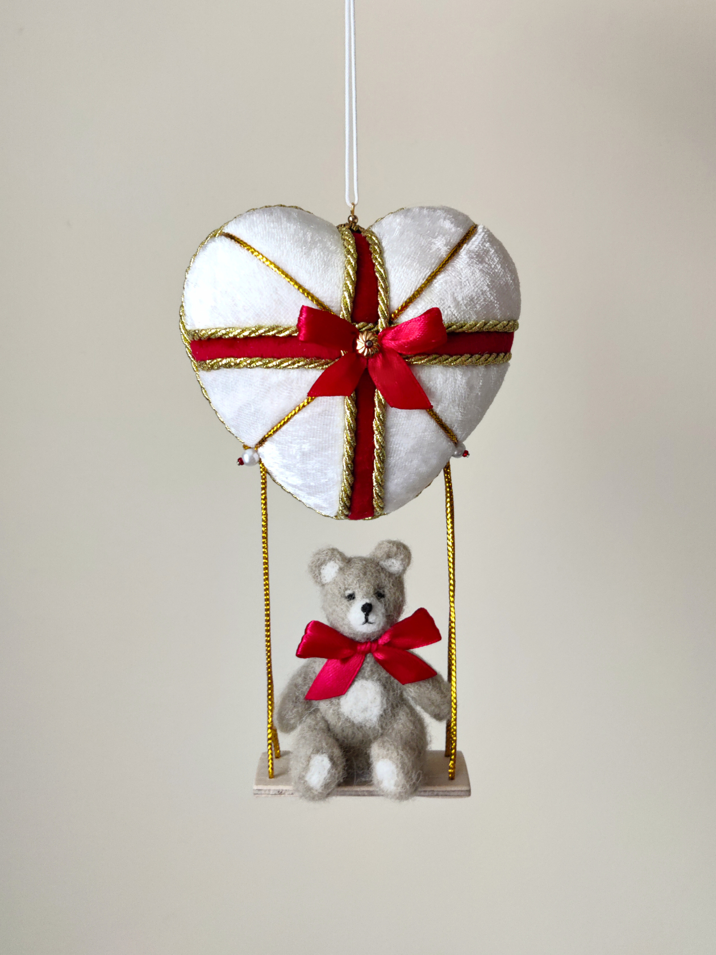 Rankų darbo eglutės žaisliukas "Meškiukas ant supynių"