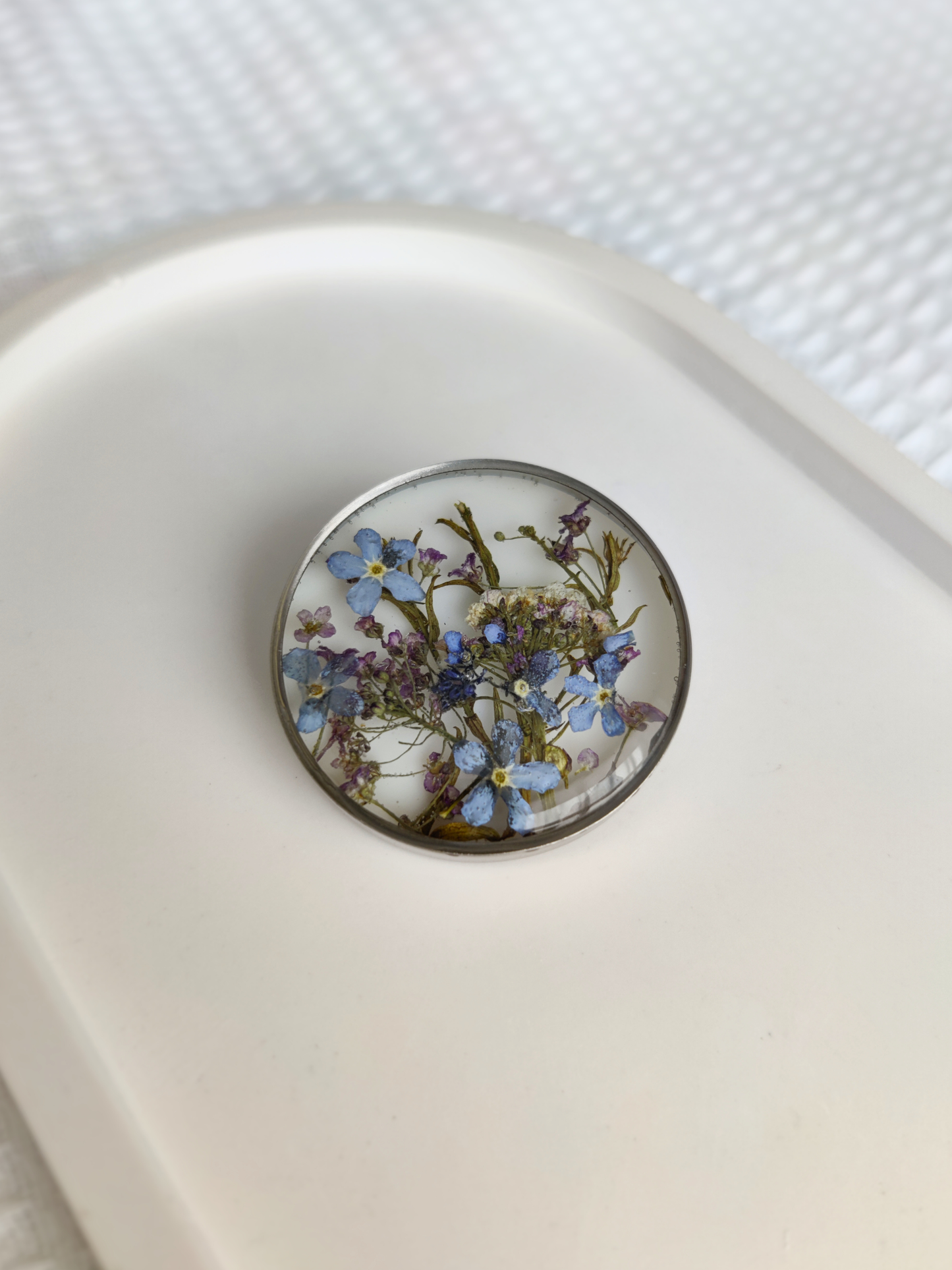 Vienetinė sagė su neužmirštuolėmis