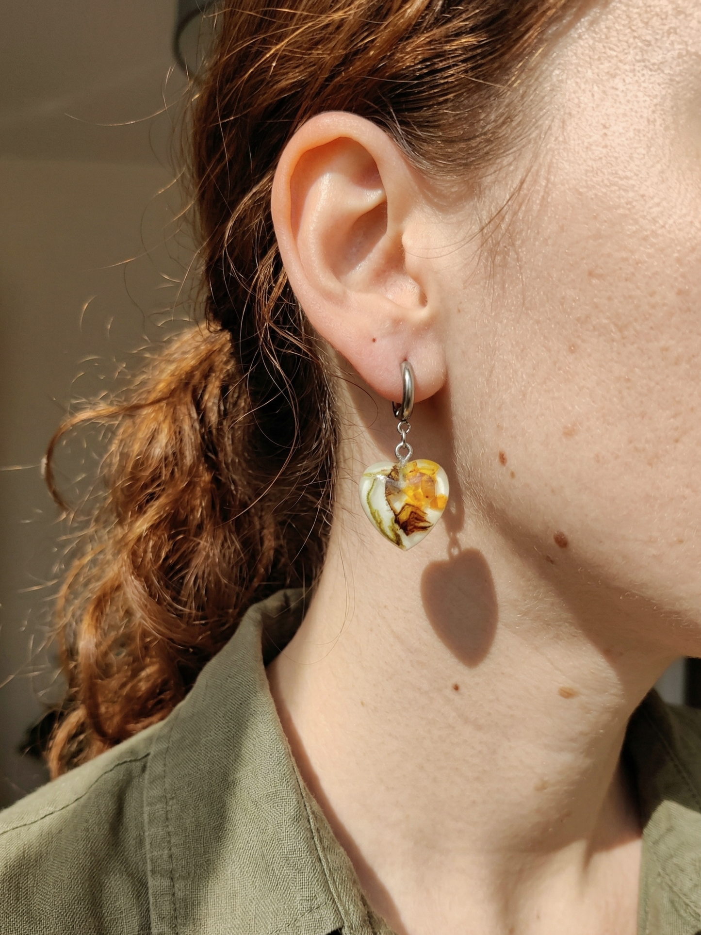 Heart-shaped earrings with freshwater pearls