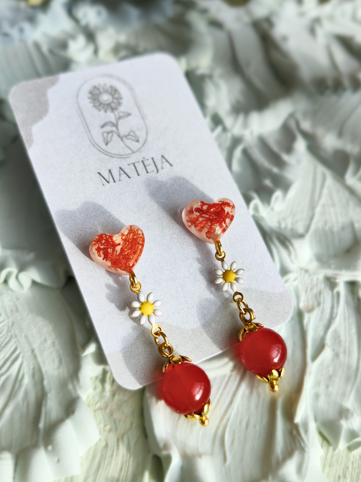 Asymmetric earrings with pearl beads 