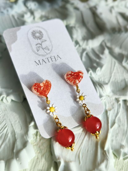 Asymmetric earrings with pearl beads 