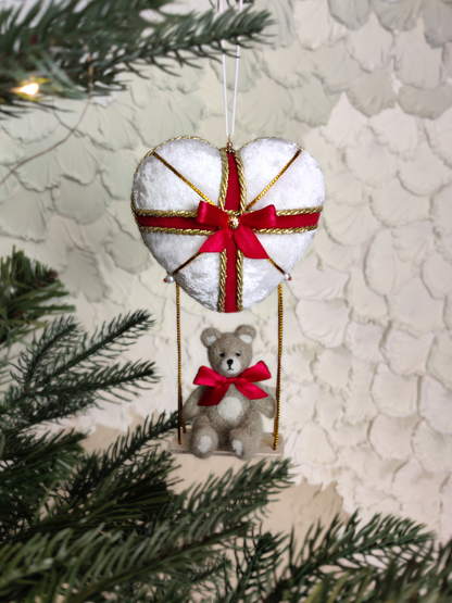 Rankų darbo eglutės žaisliukas "Meškiukas ant supynių"