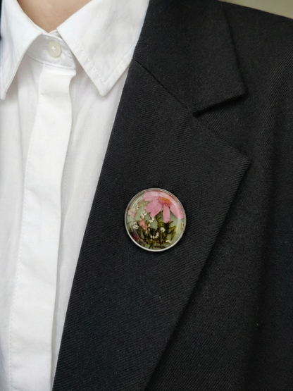 Vienetinė sagė su rožiniu žiedu ir samanomis