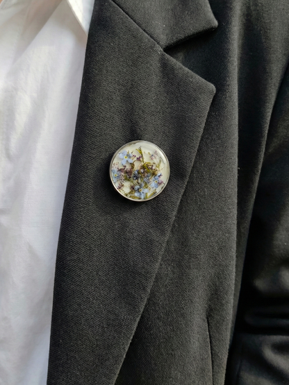 Vienetinė sagė su neužmirštuolėmis