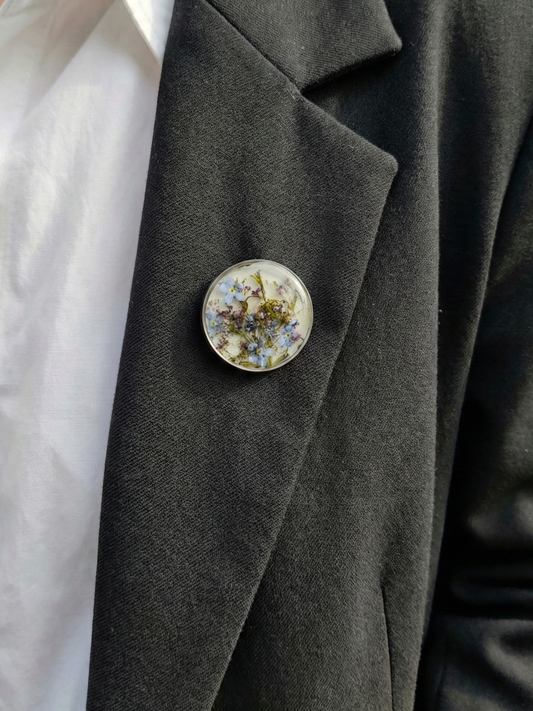 Vienetinė sagė su neužmirštuolėmis