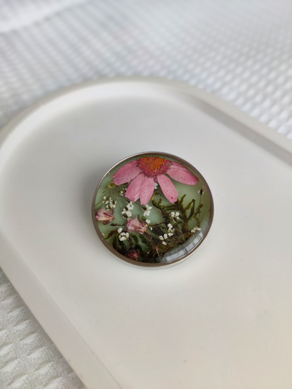 Vienetinė sagė su rožiniu žiedu ir samanomis