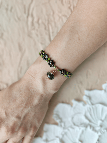 Čekiško stiklo karoliukų apyrankė su samanomis - naujiena, papuošalai