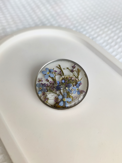 Vienetinė sagė su neužmirštuolėmis