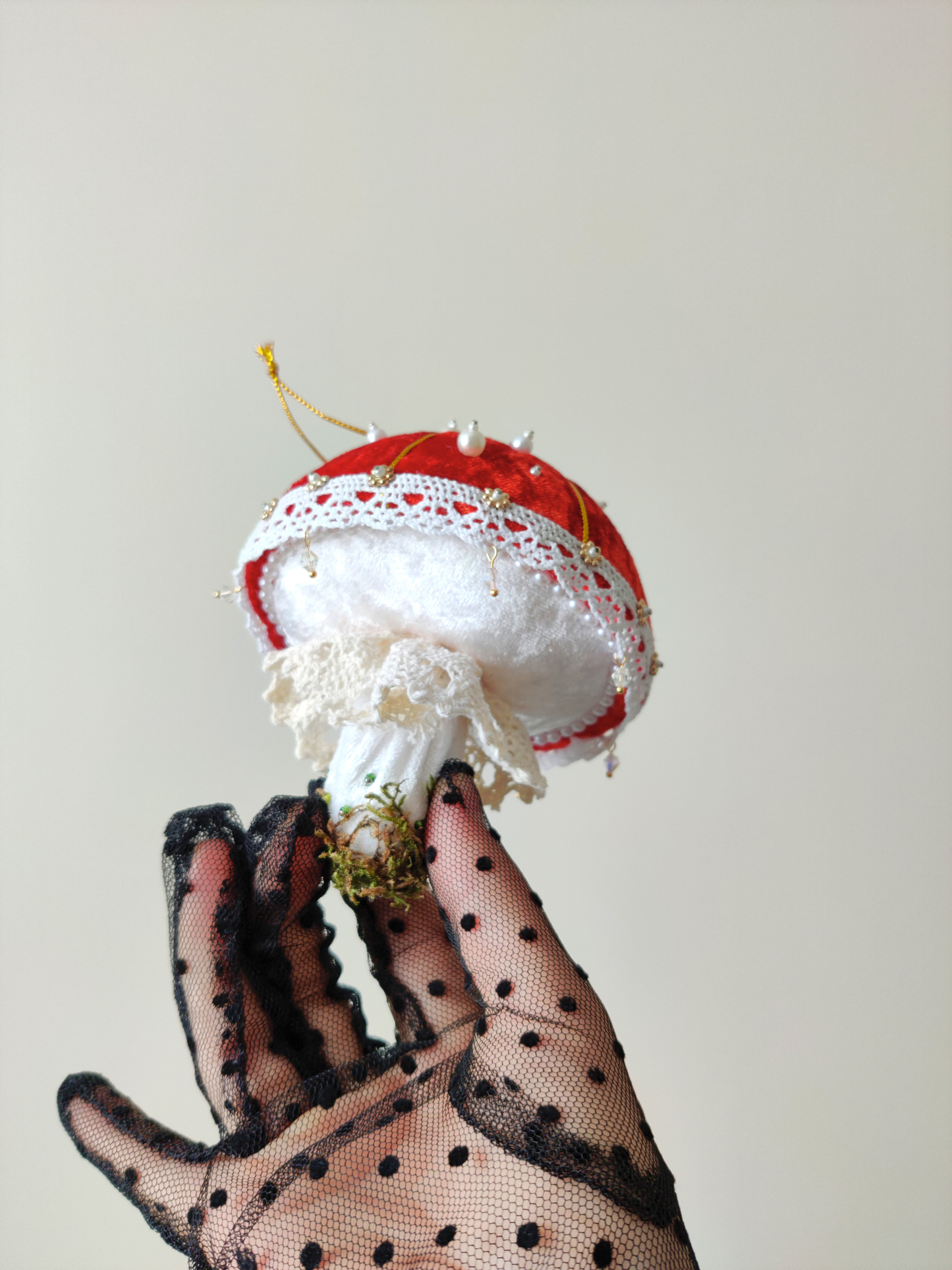 Rankų darbo eglutės žaisliukas "Musmirė"
