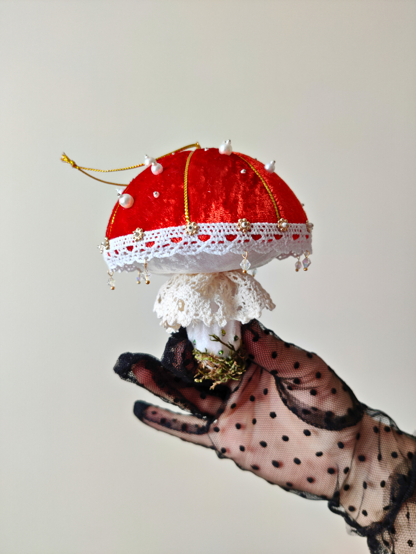 Rankų darbo eglutės žaisliukas "Musmirė"