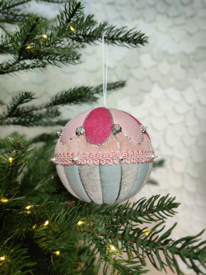 Rankų darbo eglutės žaisliukas "Rožinės svajos" - kalėdinės dekoracijos, naujiena