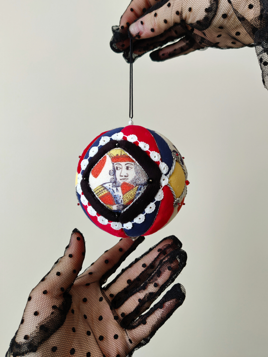 Rankų darbo eglutės žaisliukas "Kortų žaidimai"