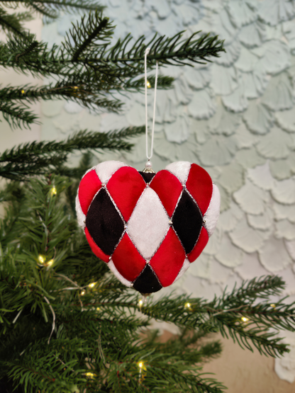 Rankų darbo eglutės žaisliukas "Širdelė"