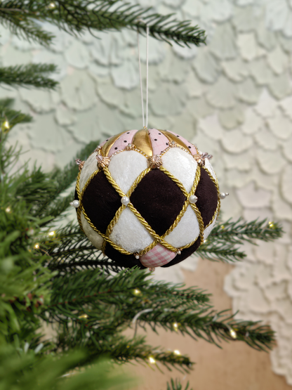 Rankų darbo eglutės žaisliukas "Stebuklų šalyje"