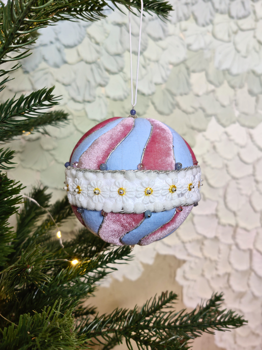 Rankų darbo eglutės žaisliukas "Saldu"