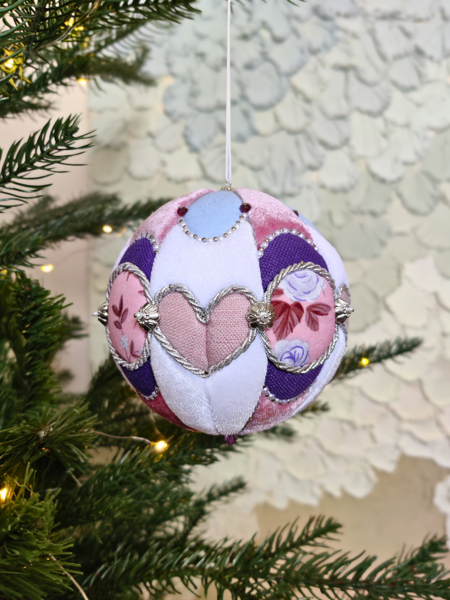 Rankų darbo eglutės žaisliukas "Širdelės"