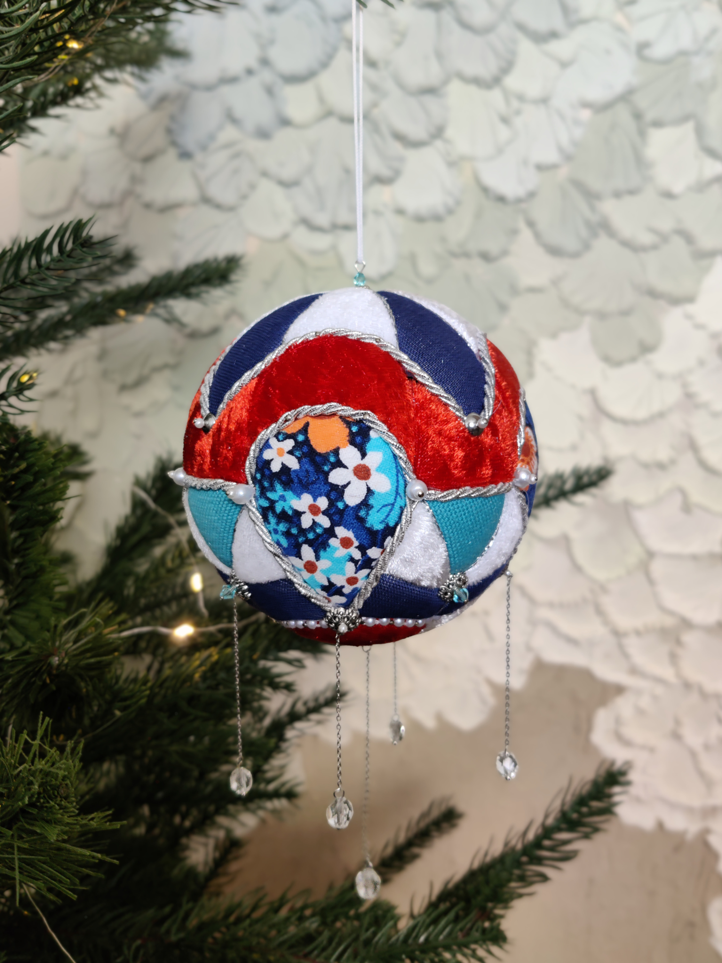 Rankų darbo eglutės žaisliukas "Lašeliai"