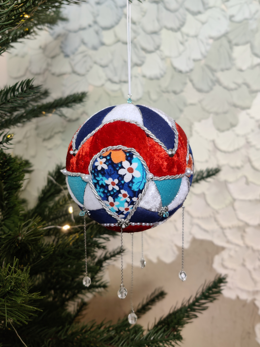 Rankų darbo eglutės žaisliukas "Lašeliai"