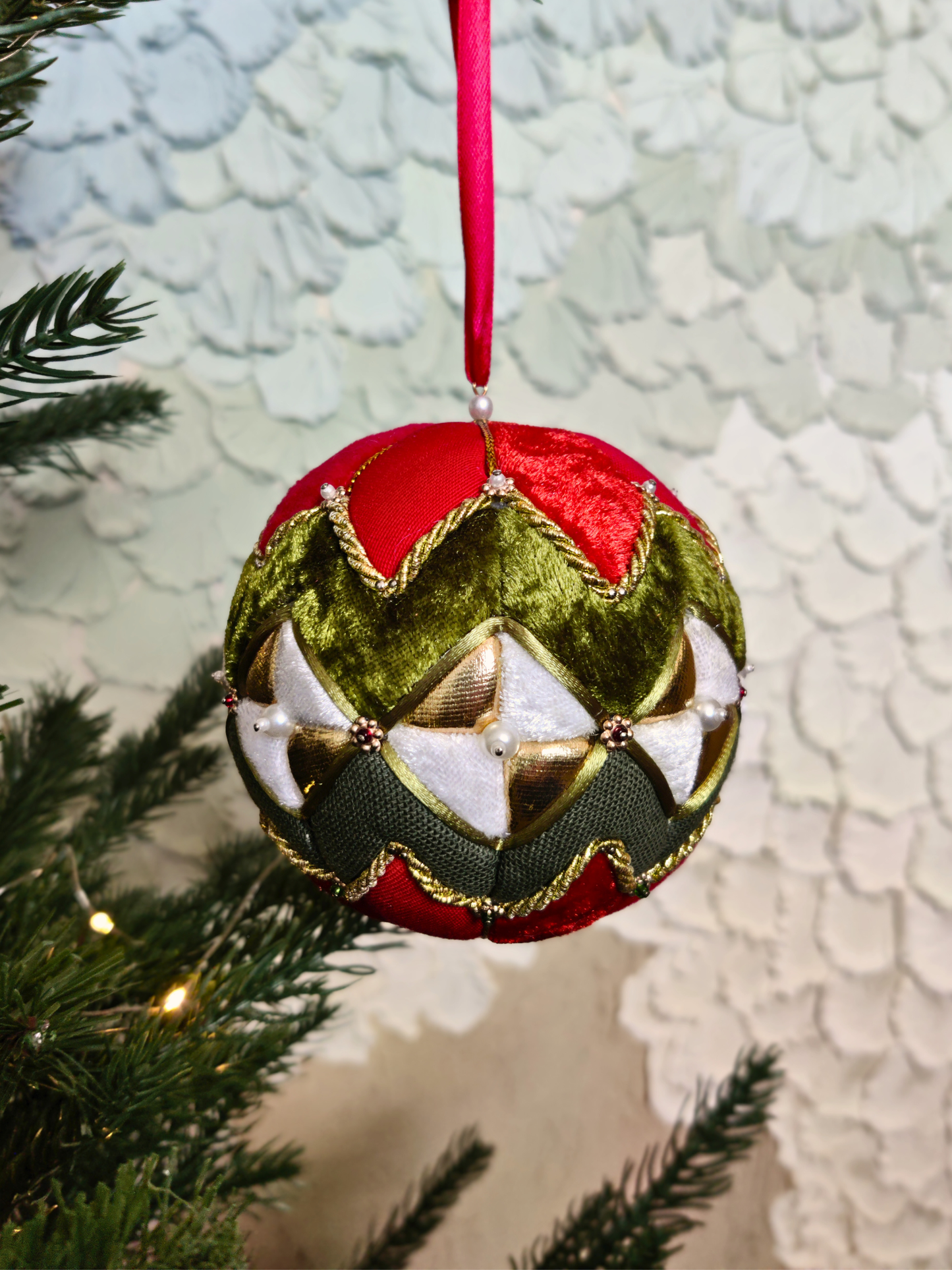 Rankų darbo eglutės žaisliukas "Kalėdų klasika"