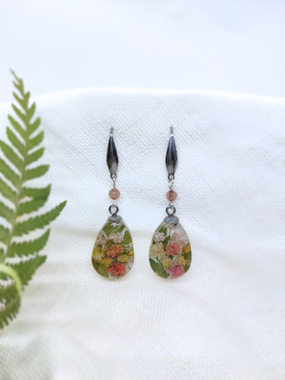 Rankų darbo auskarai su gipsofilijomis