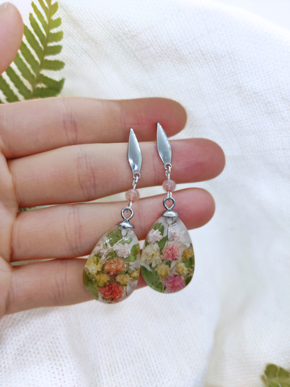 Rankų darbo auskarai su gipsofilijomis