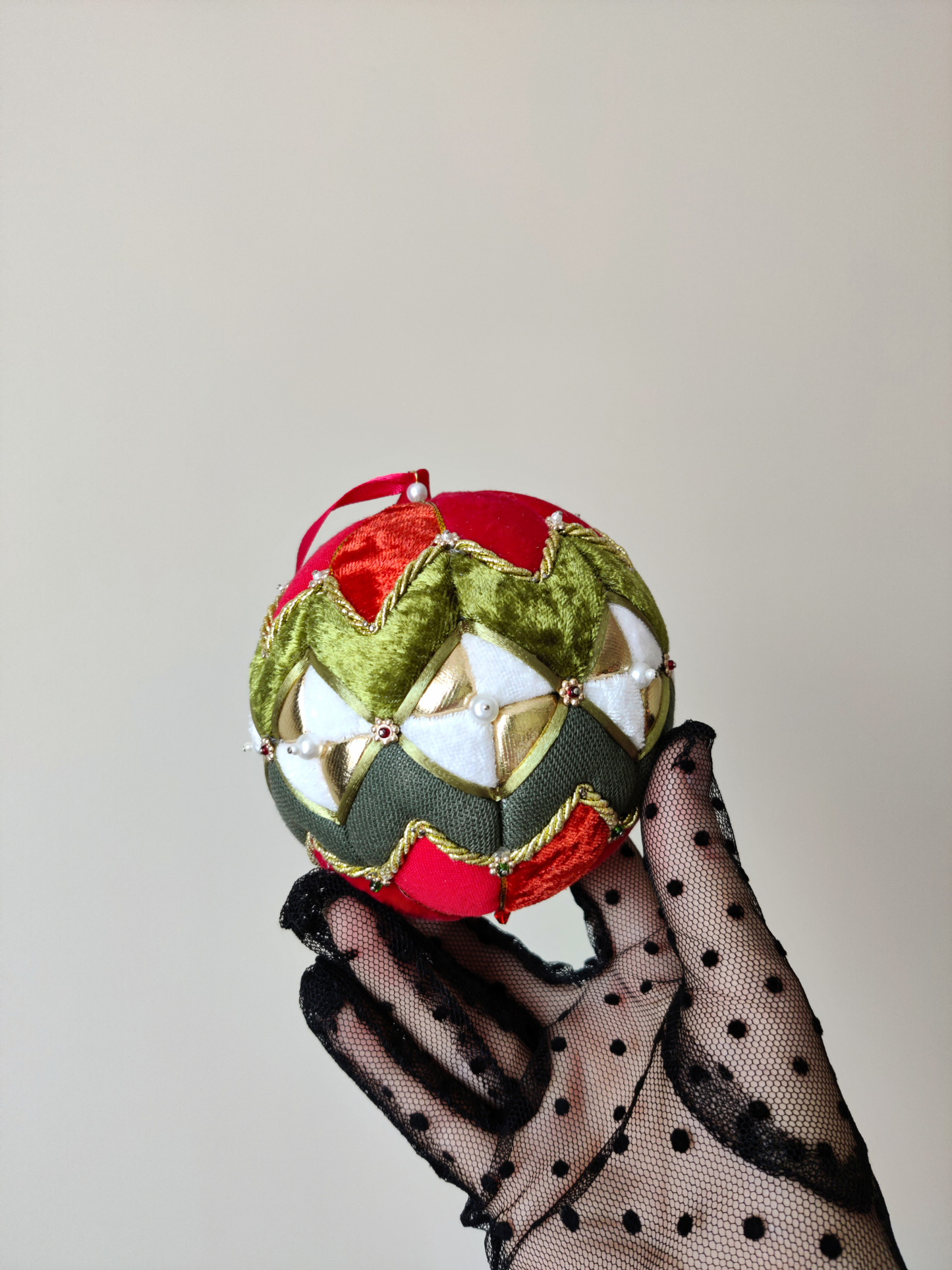 Rankų darbo eglutės žaisliukas "Kalėdų klasika"