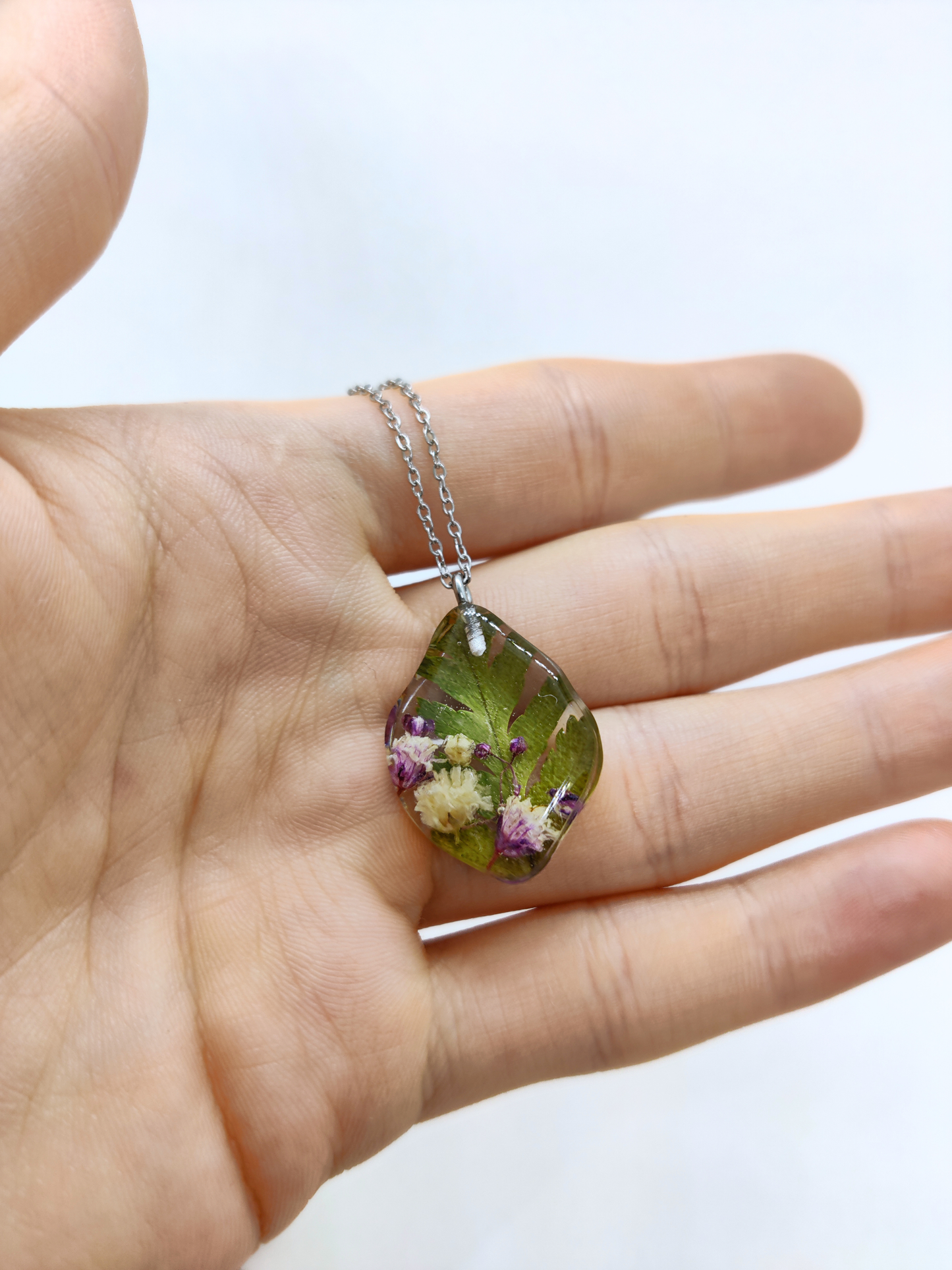 Rankų darbo pakabukas su gipsofilijomis