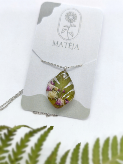 Rankų darbo pakabukas su gipsofilijomis