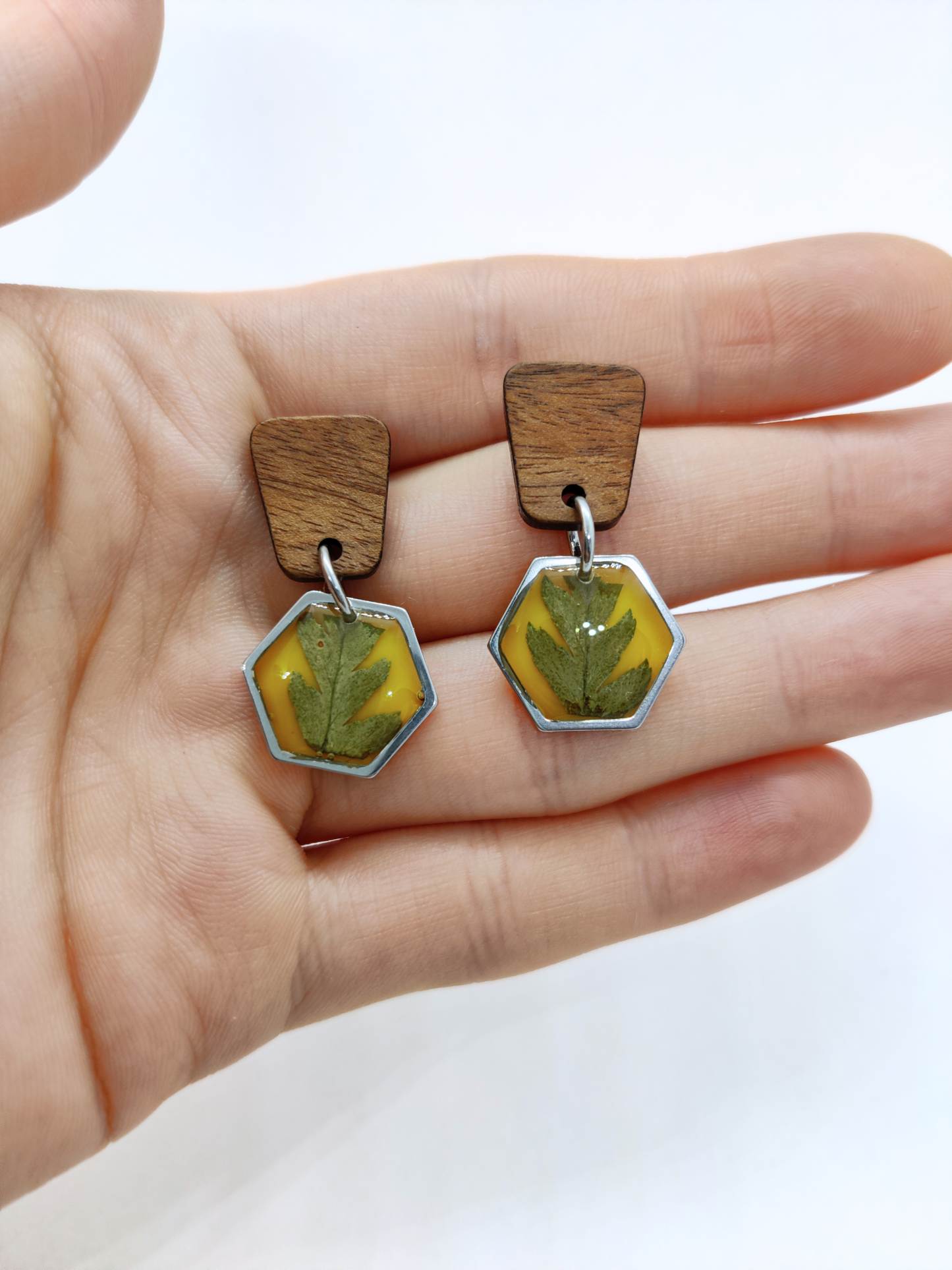 Rankų darbo auskarai su paparčiu