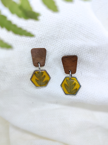 Rankų darbo auskarai su paparčiu