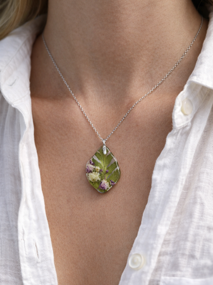 Rankų darbo pakabukas su gipsofilijomis