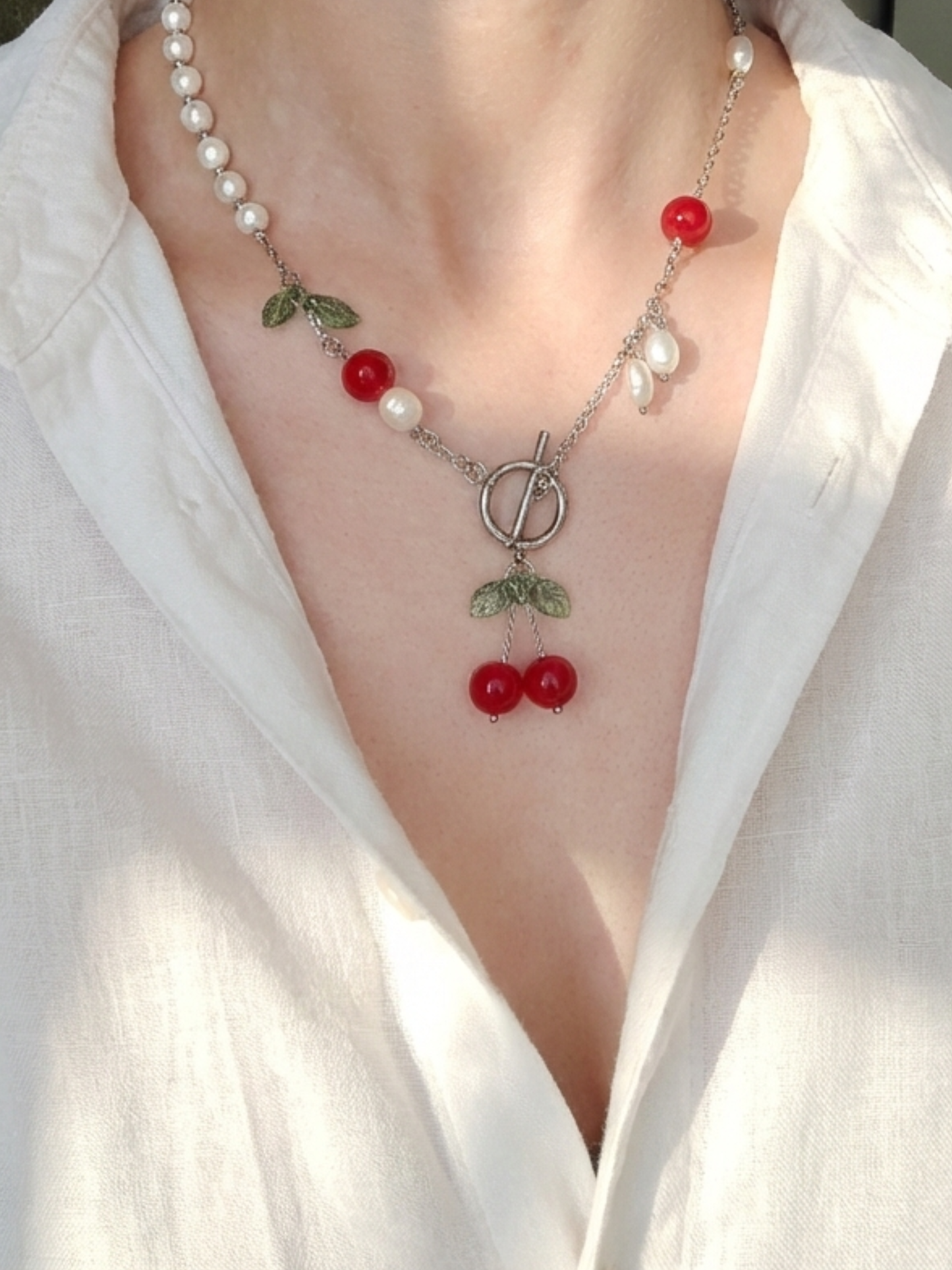 Vėrinys su stiklo ir gėlavandenių perlų detalėmis "Vyšnios"