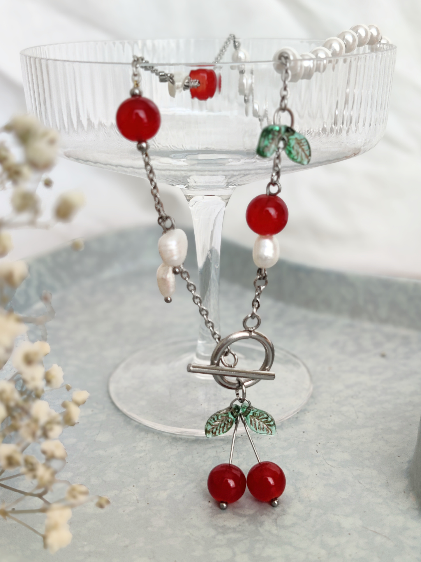 Vėrinys su stiklo ir gėlavandenių perlų detalėmis "Vyšnios"