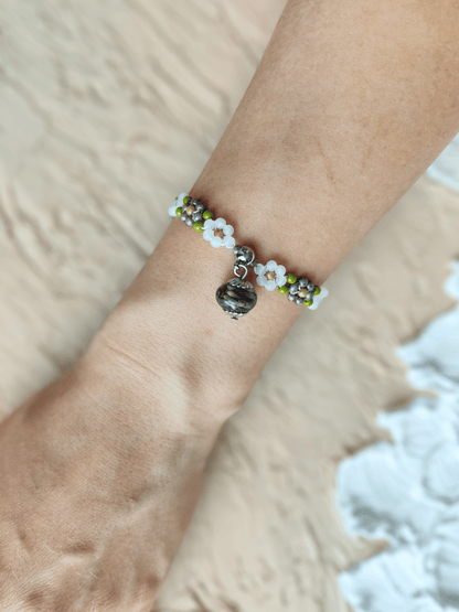 Čekiško stiklo karoliukų apyrankė su levandomis - naujiena, papuošalai