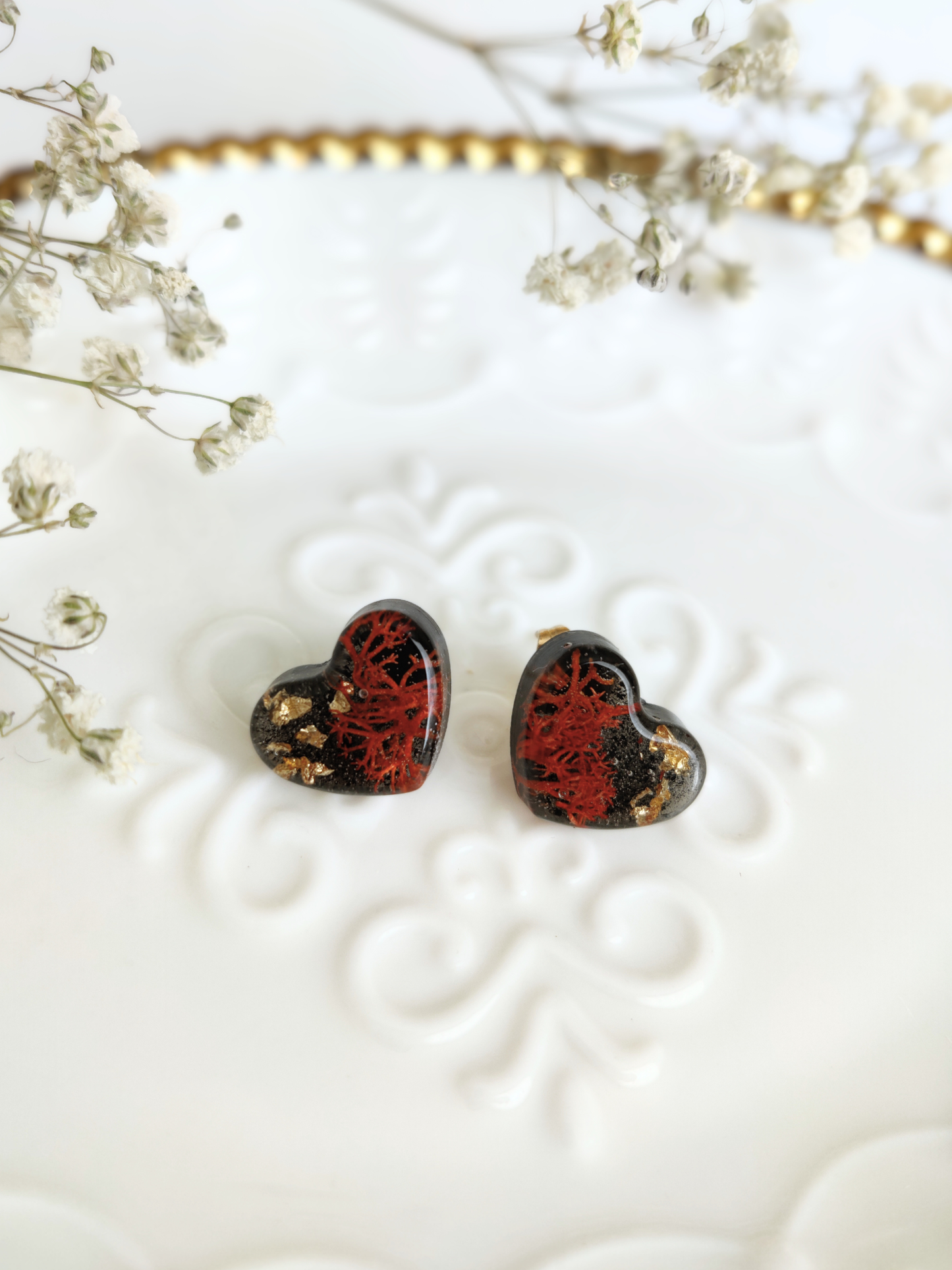 Heart-shaped earrings with dried moss 