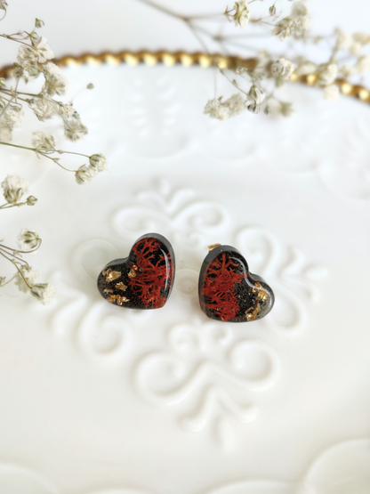 Heart-shaped earrings with dried moss 