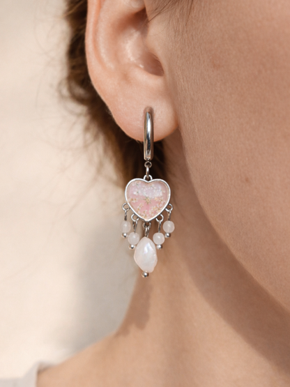 Heart-shaped earrings with freshwater pearls 