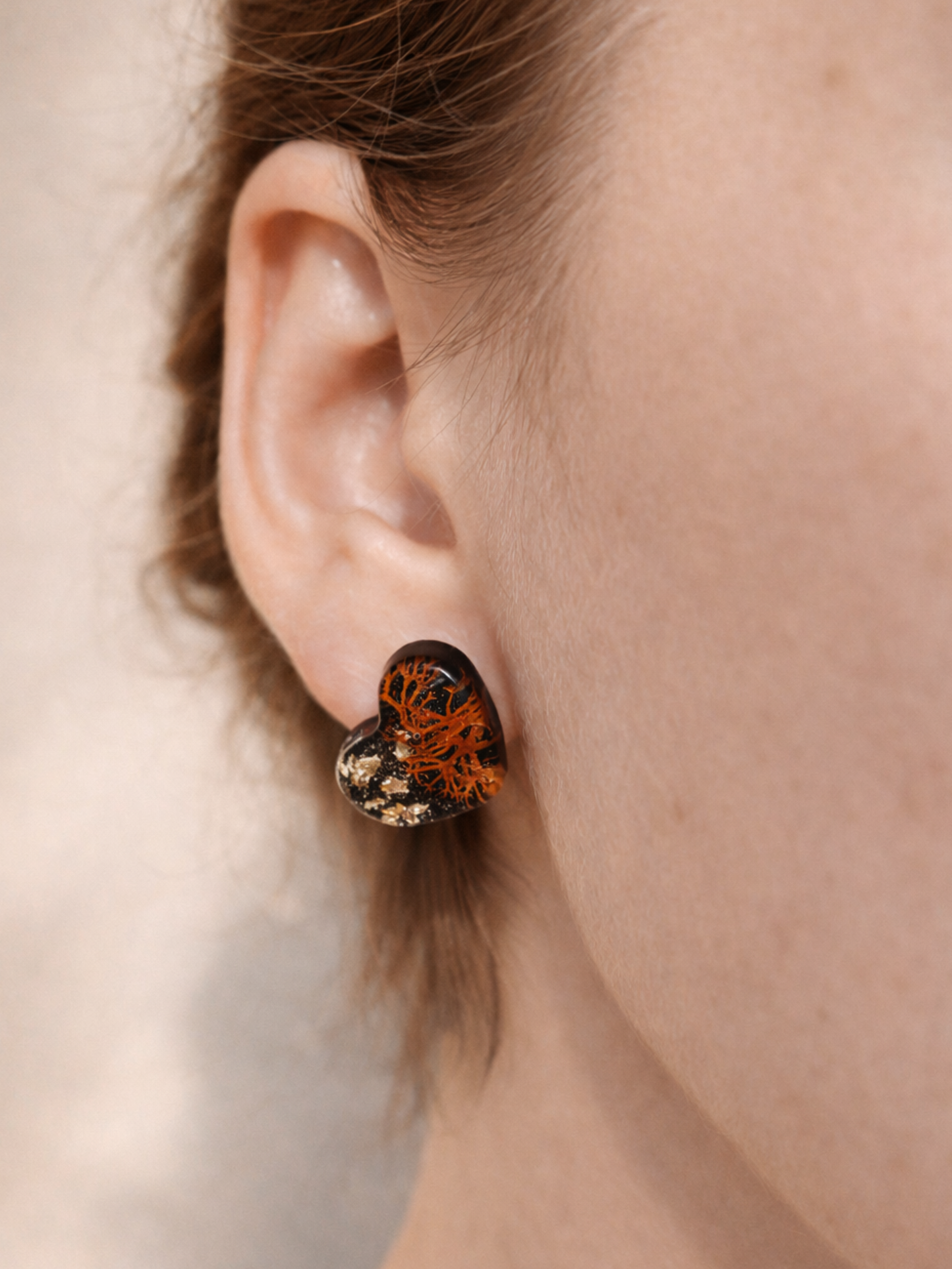 Heart-shaped earrings with dried moss 
