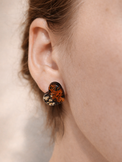 Heart-shaped earrings with dried moss 