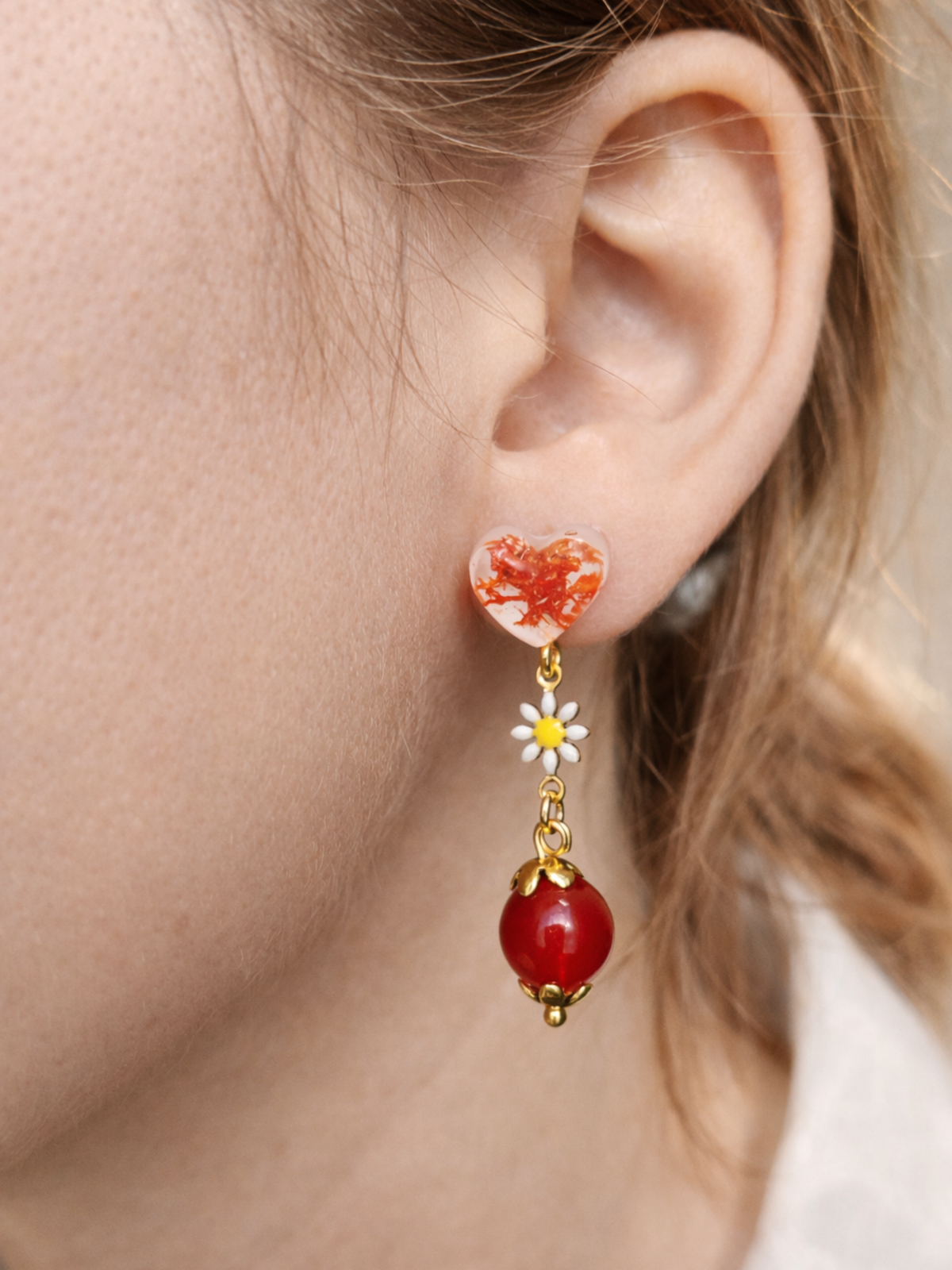 Asymmetric earrings with pearl beads 