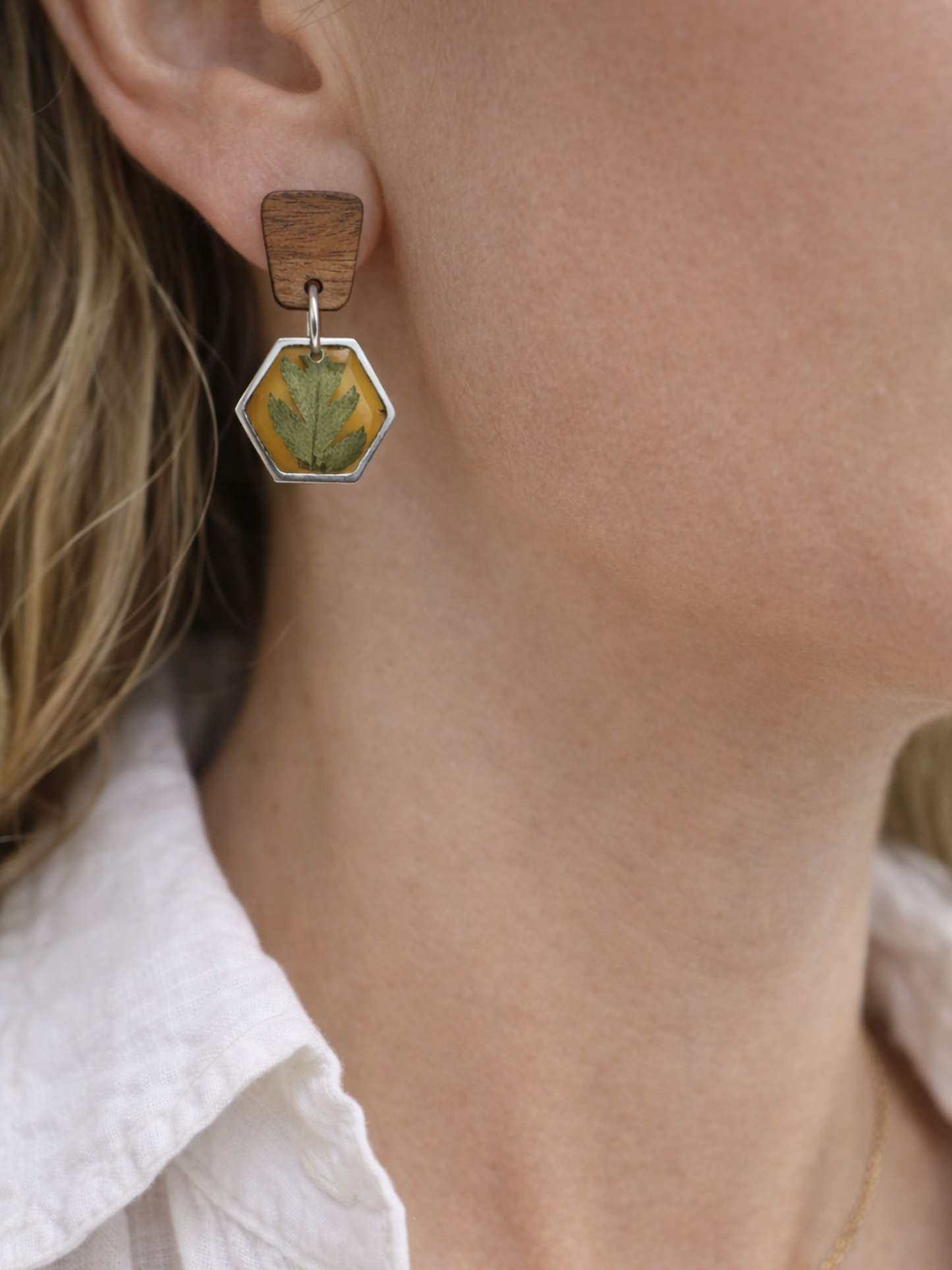 Rankų darbo auskarai su paparčiu